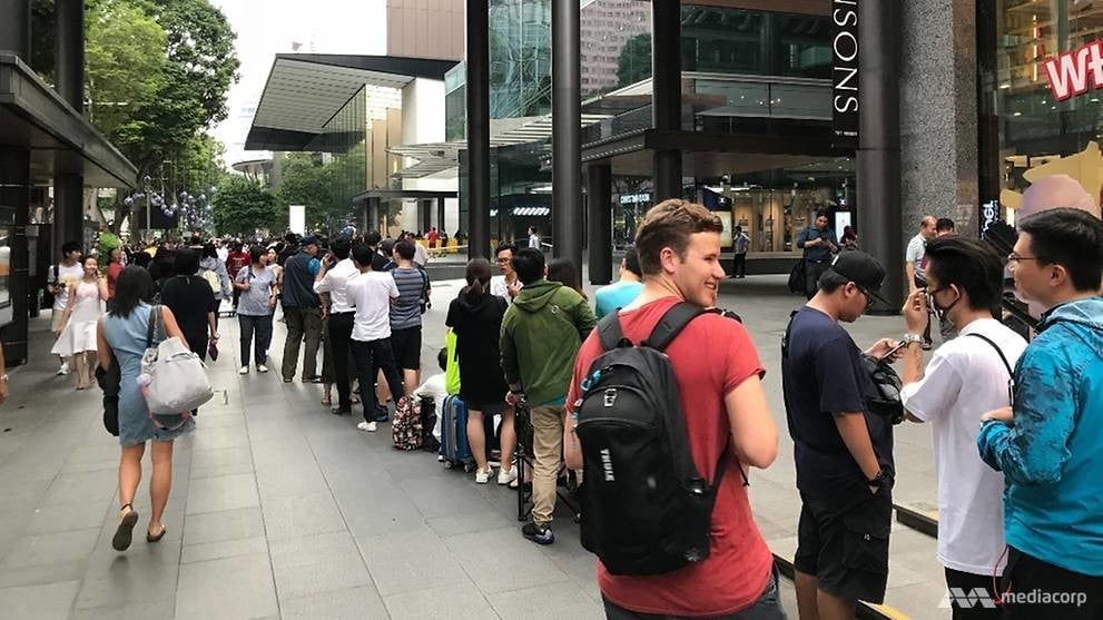 iPhone X Crowds